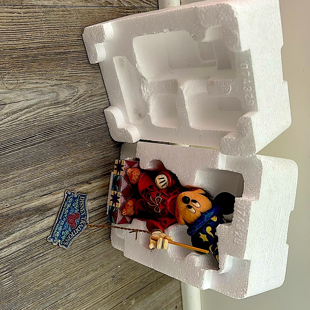 Jim Shore Walt Disney Showcase Collection “Touch of Magic”
